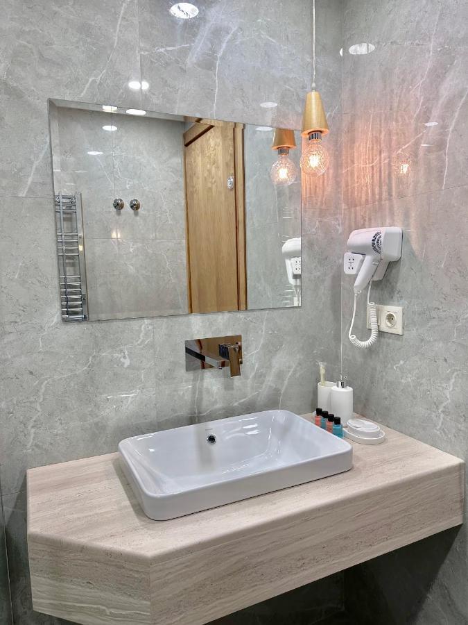 Hotel Embassy Тбилиси Экстерьер фото